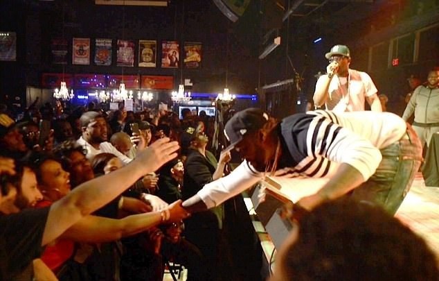 Ο ράπερ 50 Cent γρονθοκόπησε θαυμάστριά του πάνω στη σκηνή!